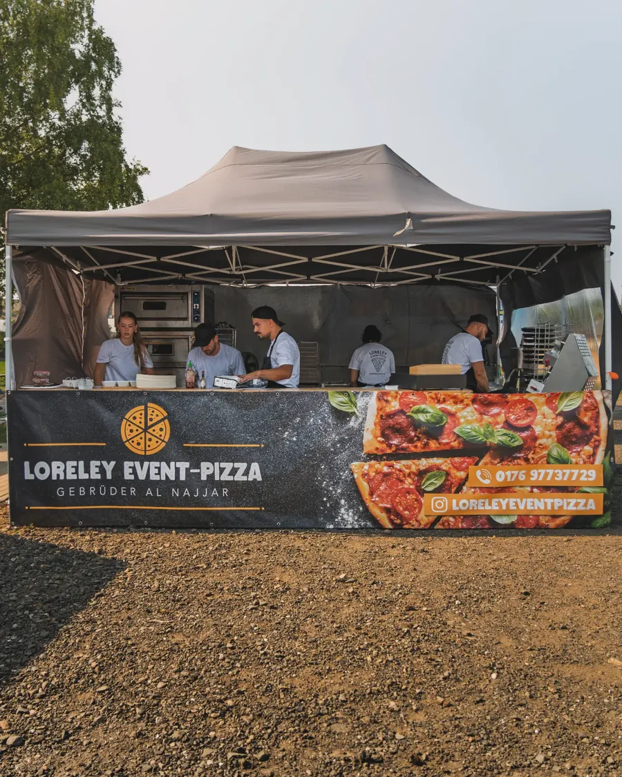 Unser Stand mit Zelt und Banner Loreley Event-Pizza
